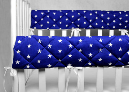 Coussinets de tour de lit hypoallergéniques en coton doux étoiles bleues pour un environnement de sommeil sûr et confortable.